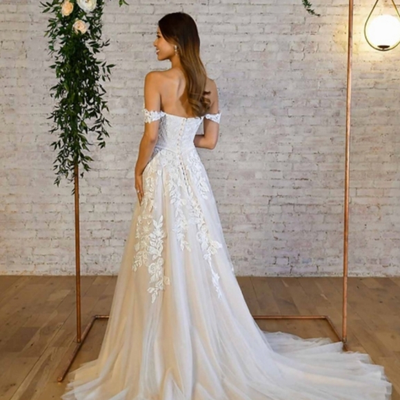 Stella York Style 7332 Wedding Dress - Picture 6 of 16